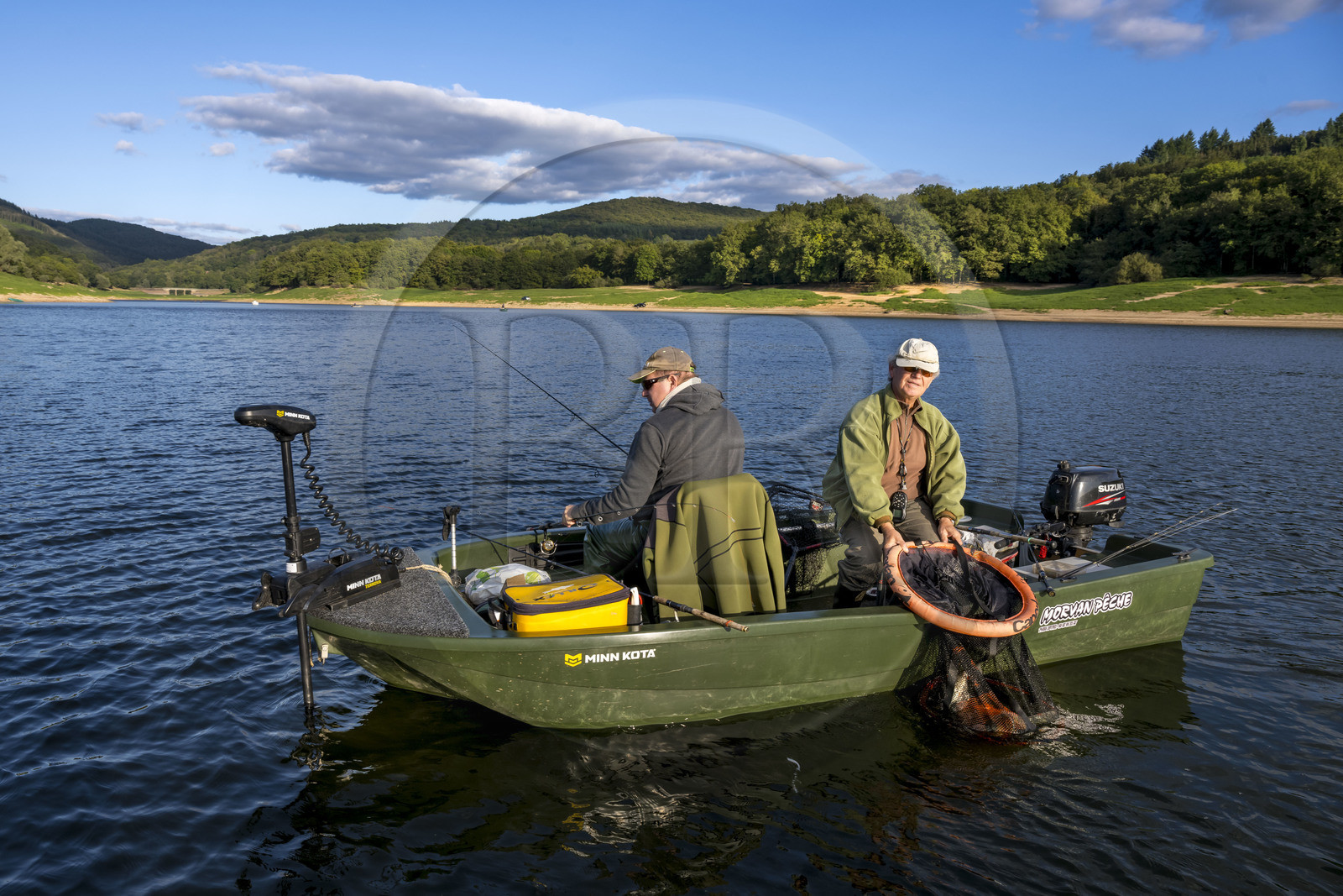 France, Nièvre (58), Parc naturel régional du Morvan, Chaumard, lac de Pannecière, pêche à la ligne sur une barque, Claude et Christophe ont pêchés une perche barrée