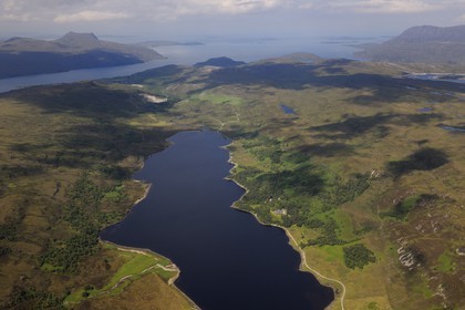 Royaume-Uni, Ecosse, Highland, Morefield cottage en bordure du Loch Achall à l'Est de Ullapool et Annat Bay (vue aérienne)
