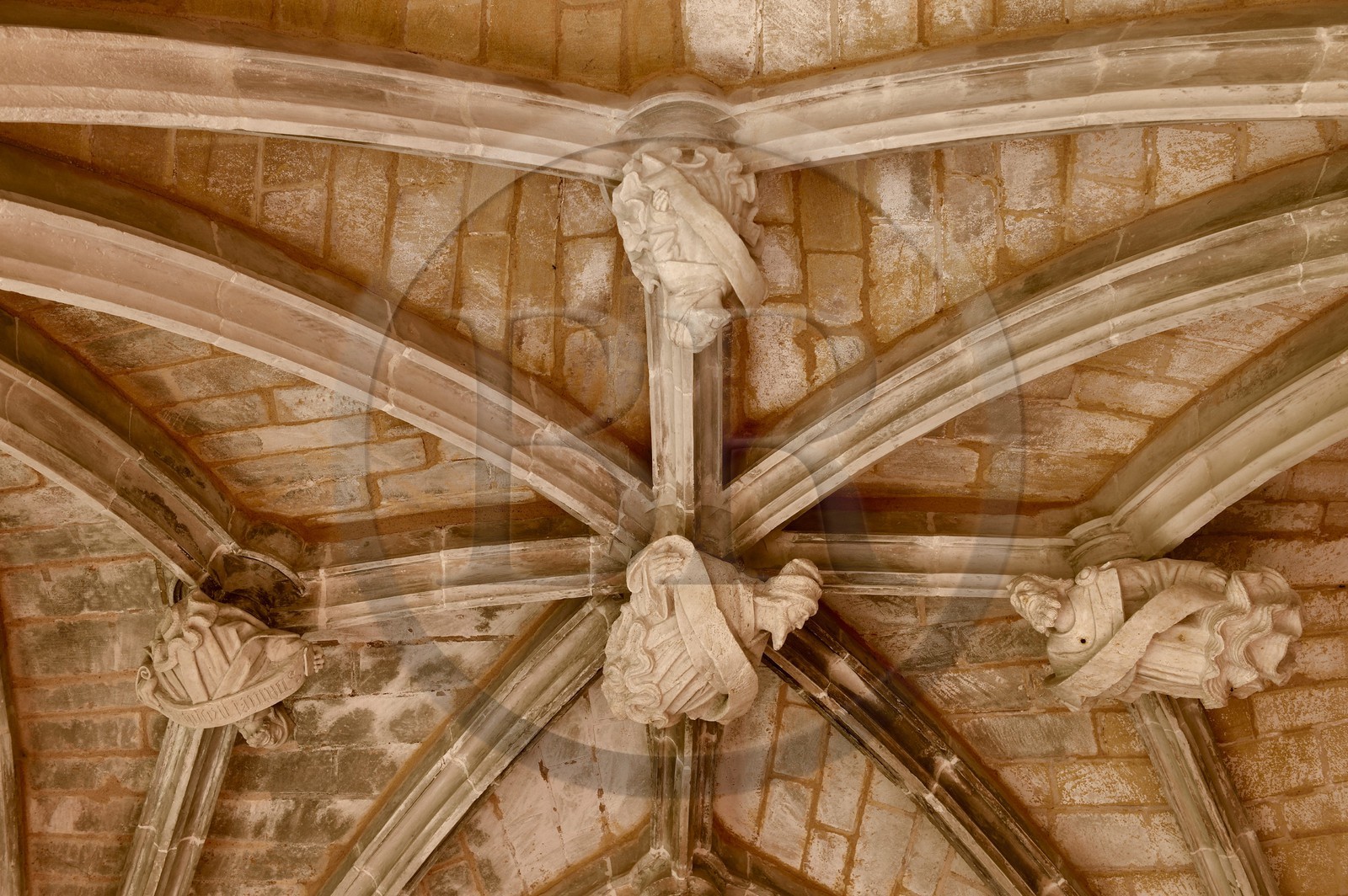 France, Dordogne (24), Périgord Noir, Le Buisson-de-Cadouin, abbaye de Cadouin, étape sur le chemin de Compostelle, site classé Patrimoine Mondial de l'UNESCO, le cloitre du XVe siècle, clefs de voute