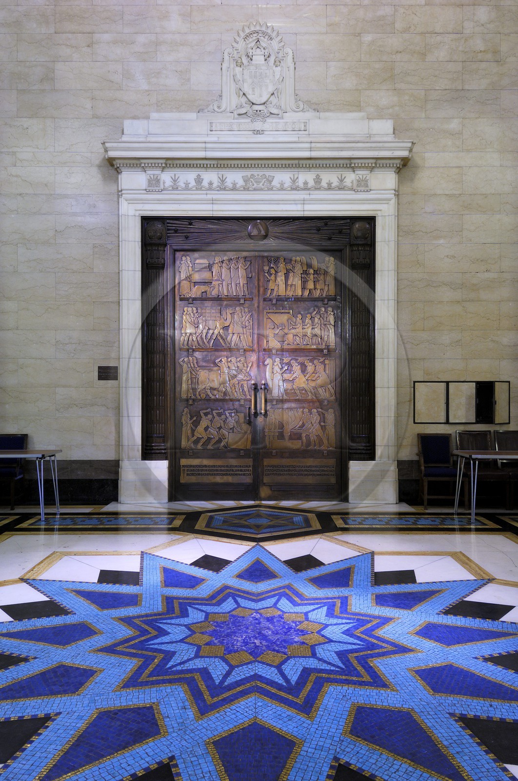 Royaume-Uni, Londres, Grande Loge d'Angleterre, porte sculptée en bronze d'un temple et mosaïque au sol