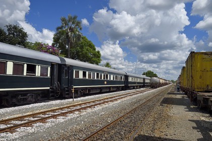 Namibie, région de Otjozondjupa, le train Shongololo express en gare de Otjiwarongo