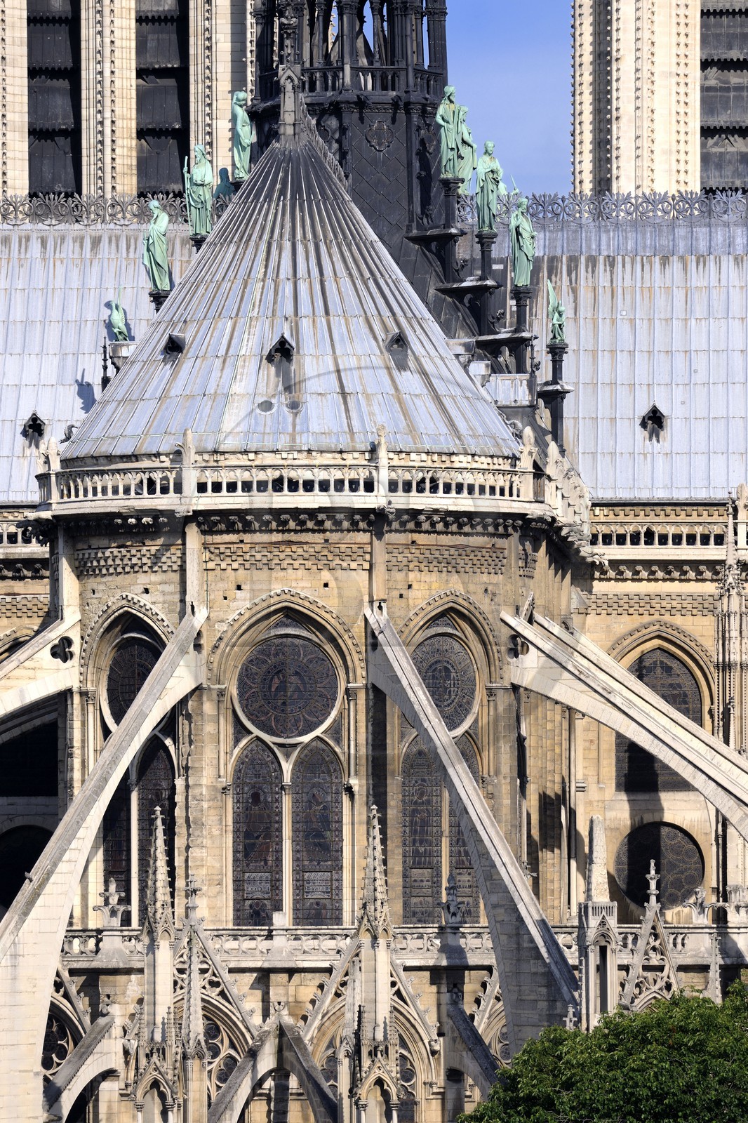 France, Paris (75), île de la Cité, la cathédrale Notre-Dame, le chevet et la flèche domine les statues de cuivre vert-de-grisé des douze apôtres avec les symboles des quatre évangélistes