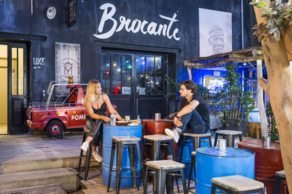 France, Hérault (34), Montpellier, Marché du Lez regroupant commerces, brocantes, marchés de producteurs, restaurants, foodtrucks, startups, animations et évènements, expositions, Lisa et Julian du bar à cocktails Willie Carter Shape