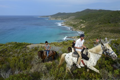 France, Haute Corse, Nebbio, Punta di l’Acciolu (Acciola), riders trekking in the Agriates Desert