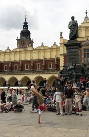 Pologne, Cracovie, vieille ville (Stare Miasto), jeunes dansant le Hip Hop devant la Halle aux Draps sur la place du March