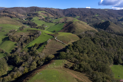 France, Pyrénées-Atlantiques (64), Pays-Basque, la vallée des Aldudes à Urepel, le Kintoa (le pays Quint) au sud de la vallée à cheval de la frontière espagnole (vue aérienne)