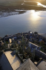 France, Manche (50), Mont-Saint-Michel, classé Patrimoine Mondial de l'UNESCO, chevet et la baie vus depuis la flèche à l'aube