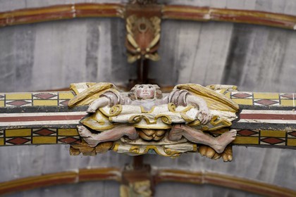 France, Finistère (29), église de Pleyben, sculptures peintes en bois sur la sablière décorant la voûte (16ème siècle)