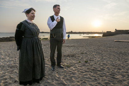 France, Morbihan (56), Port-Louis, la grande Plage de Port-Louis au pied des remparts, association de danses bretonnes le Cercle celtique Armor Argoat