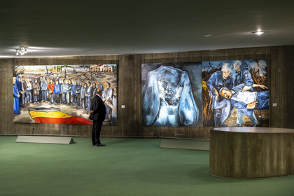 France, Paris (75), place du Colonel Fabien, immeuble du parti communiste français de l'architecte Oscar Niemeyer, vernissage de l'exposition Odyssée de l'artiste Fred Kleinberg à l'Espace Niemeyer