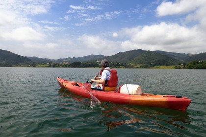 Spain, Basque Country, Biscay Province, Gernika-Lumo region, Urdaibai estuary Biosphere Reserve, kayaking on the estuary of the Oka River