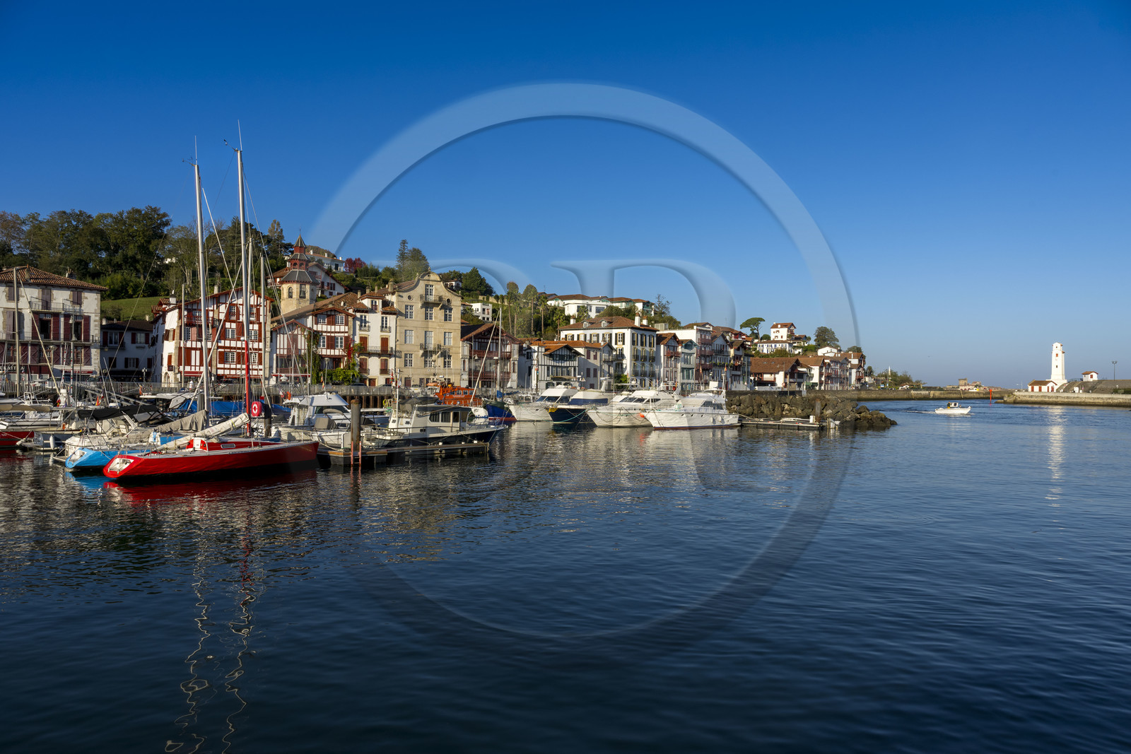 France, Pyrénées-Atlantiques (64), la côte du Pays-Basque, Ciboure, la maison natale de Maurice Ravel (en pierre) et le clocher de l'église Saint-Vincent en bordure du port France, Pyrénées-Atlantiques (64), la côte du Pays-Basque, Ciboure, la maison natale de Maurice Ravel (en pierre) et le clocher de l'église Saint-Vincent en bordure du port