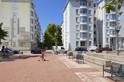 France, Rhône (69), Lyon, le musée urbain Tony-Garnier dans le quartier populaire des États-Unis, murs peints conçus par les artistes de la CitéCréation retraçant l'oeuvre de l'architecte Tony Garnier