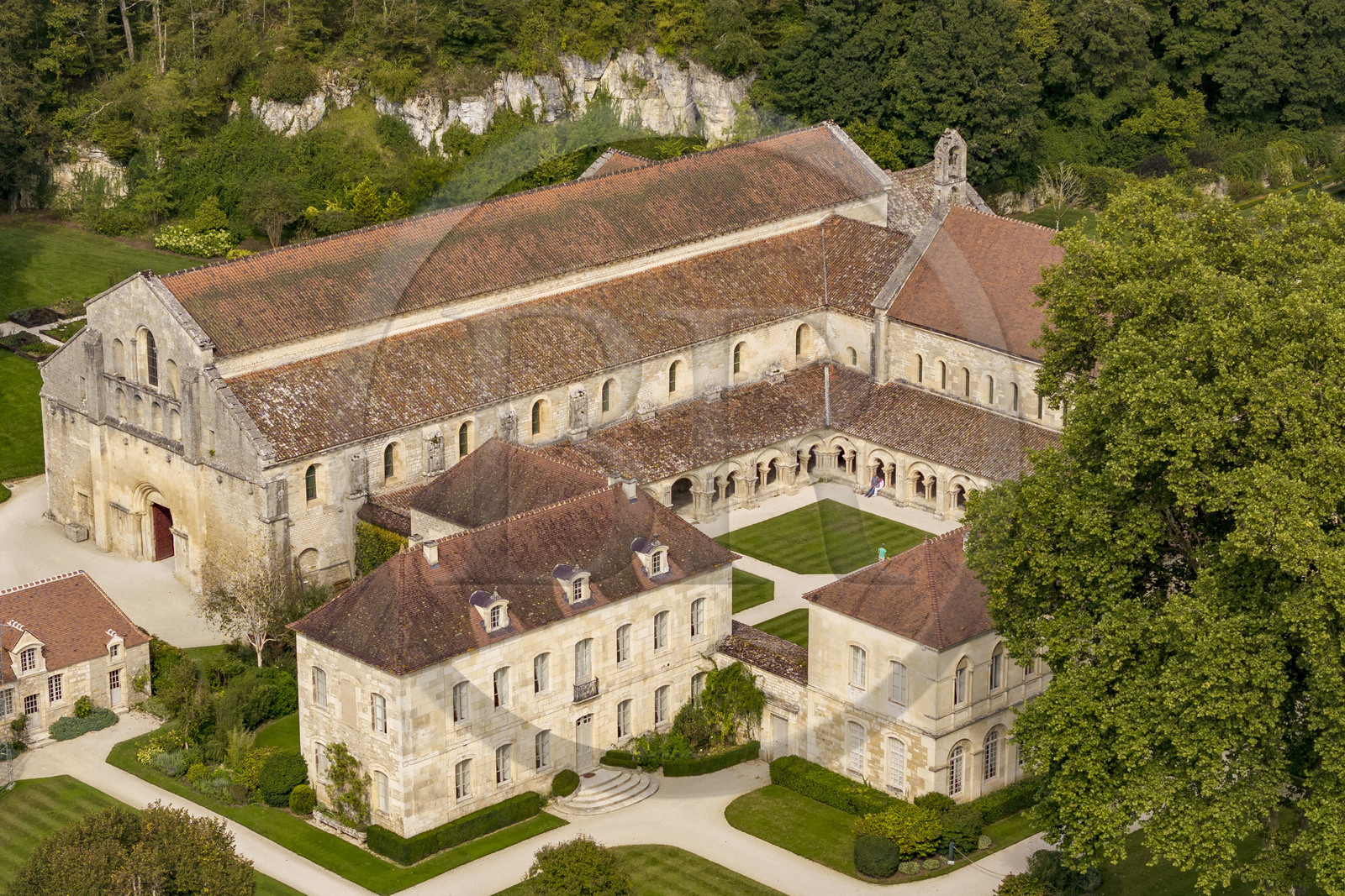 France, Côte-d'Or (21), Marmagne, l'abbaye cistercienne de Fontenay fondée en 1118, classée au Patrimoine Mondial de l'UNESCO, l'église abbatiale et le cloître (vue aérienne)