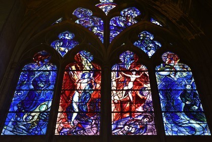 France, Moselle (57), Metz, la cathédrale Saint-Etienne, vitraux du déambulatoire nord avec pour sujets des épisodes de l’Ancien Testament (Livre de la Genèse 22, 9-12 et 32, 25-28 et 28,10-13 et Livre de l'Exode 3, 1-2, 4-6) par Marc Chagall (XXe siècle) réalisés par l’atelier Simon-Marq à Reims (droits réservés)