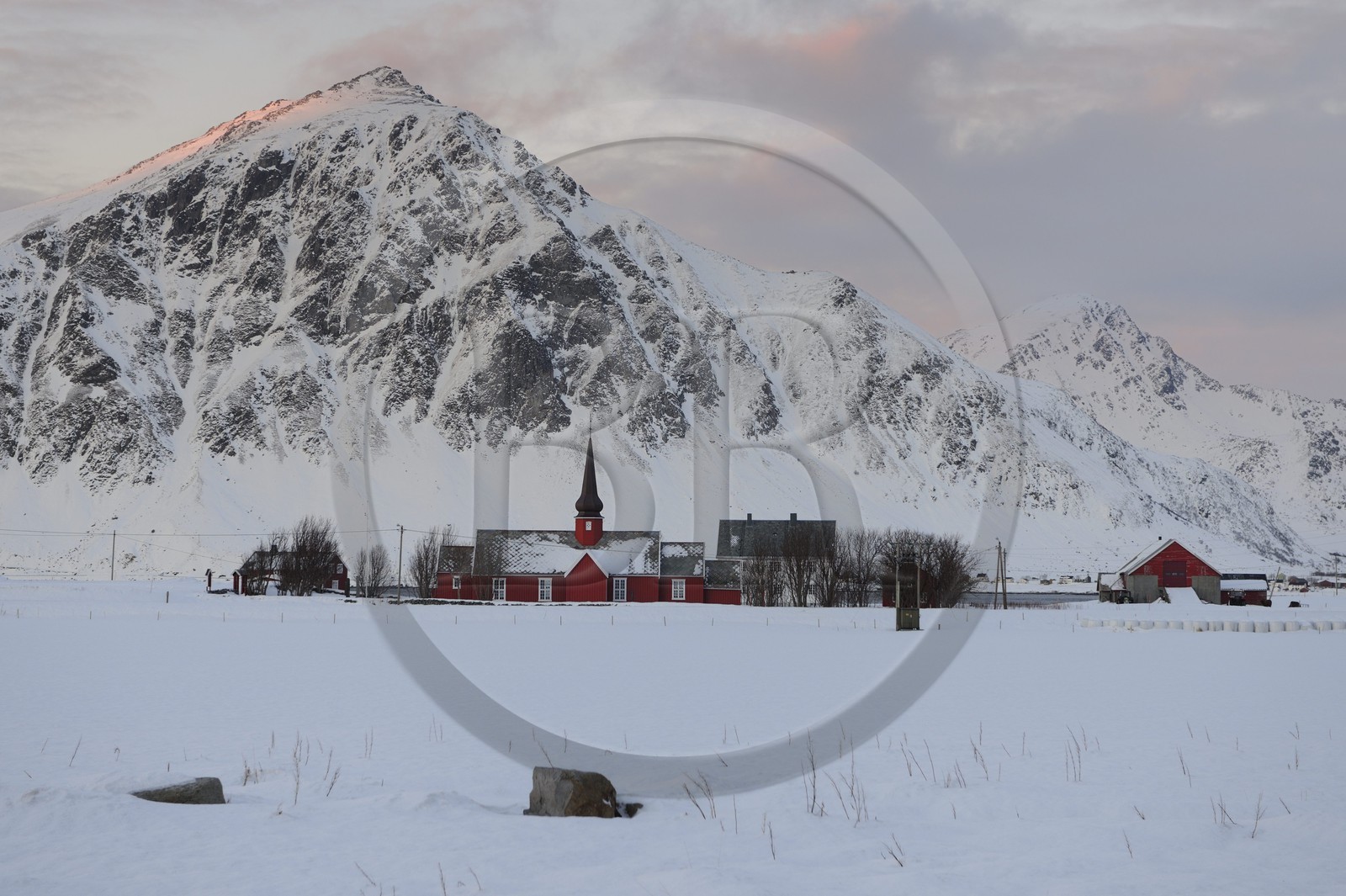 Norvège, Nordland, Iles Lofoten, ile de Flakstadoy, église en bois de Flakstad sous la neige