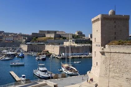 France, Bouches-du-Rhône (13), Marseille, le Fort Saint Jean à l'entrée du Vieux Port et le Fort Saint Nicolas en arrière plan