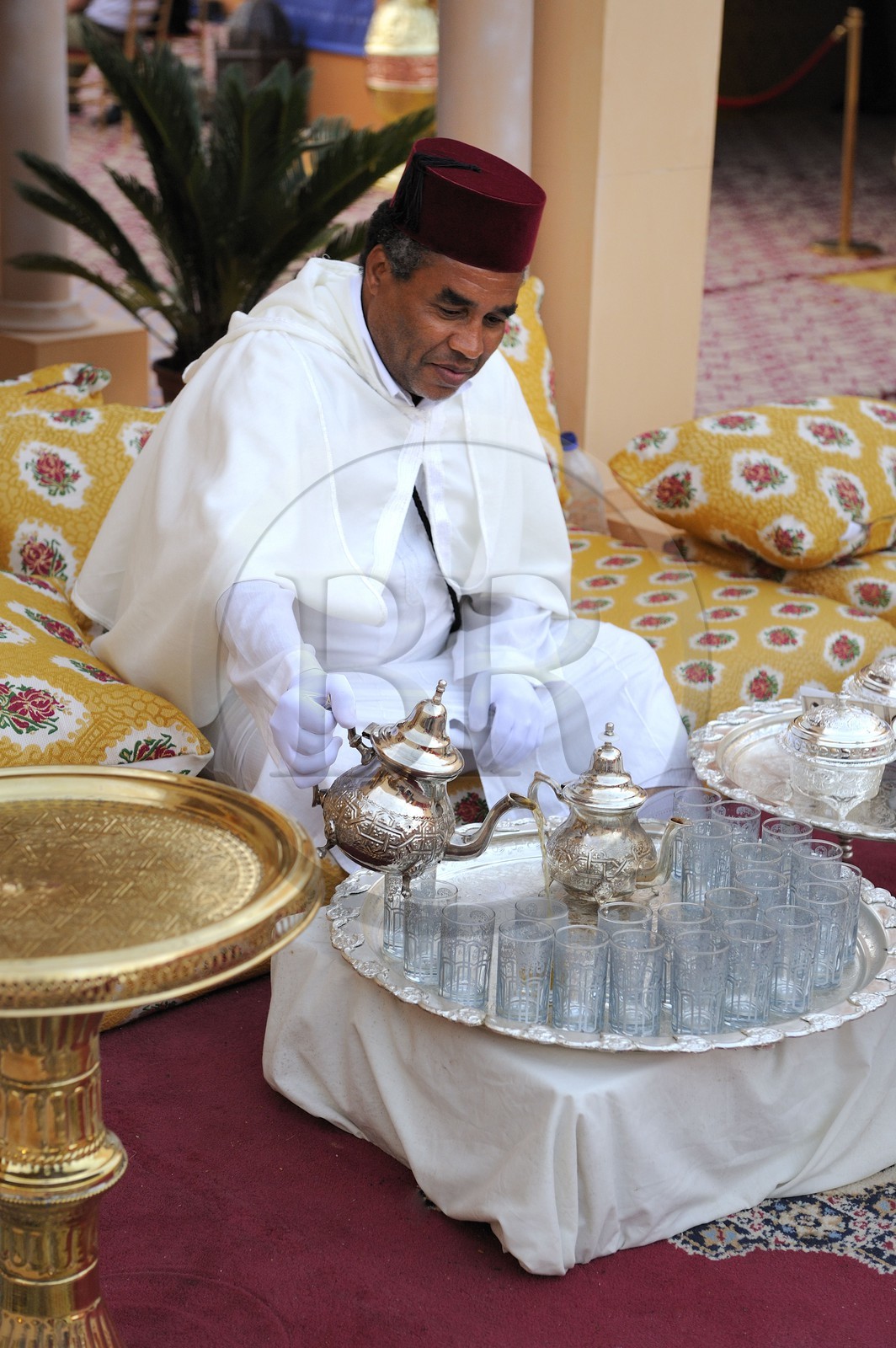 Maroc, Moyen Atlas, Fès, ville impériale, le thé à la menthe lors d'un gala