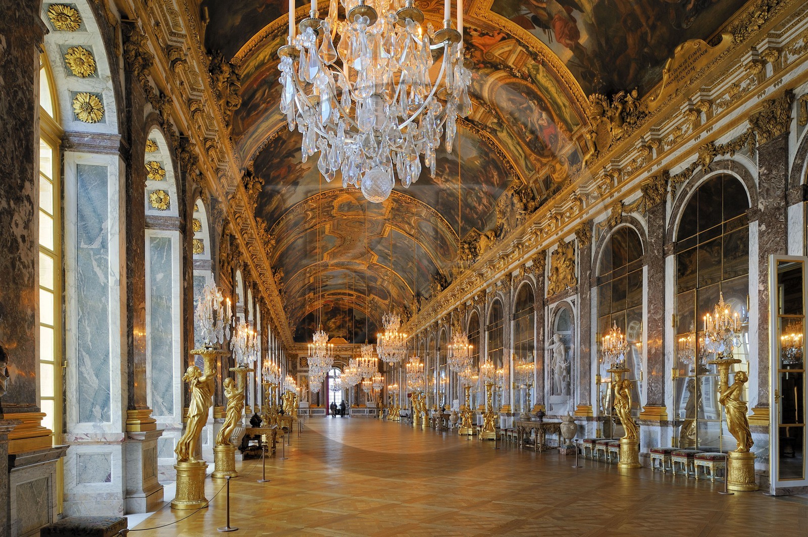 France, Yvelines (78), château de Versailles, classé Patrimoine Mondial de l'UNESCO, Galerie des Glaces (longueur 73m et largeur 10,50m) avec 17 fenêtres et 357 miroirs, architecte Jules Hardouin-Mansart (1678 - 1684)