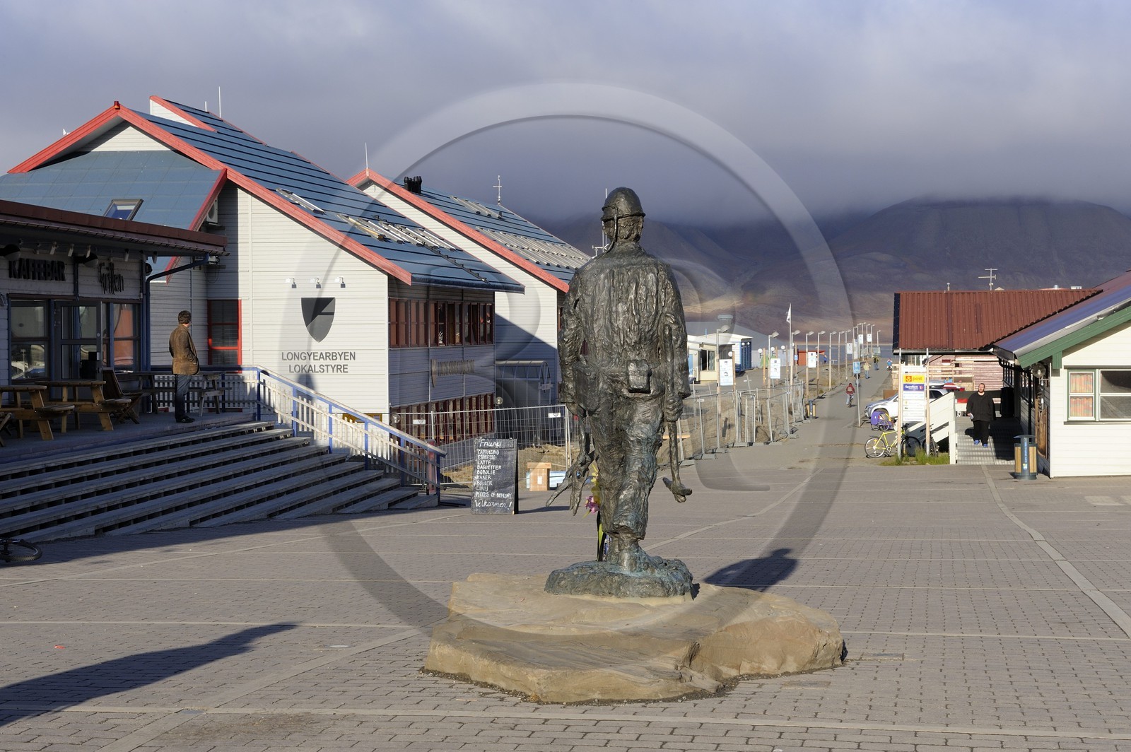 Norvège, Svalbard (Spitzberg), Longyearbyen considérée comme la ville la plus septentrionale de la Terre, statue en mémoire des mineurs