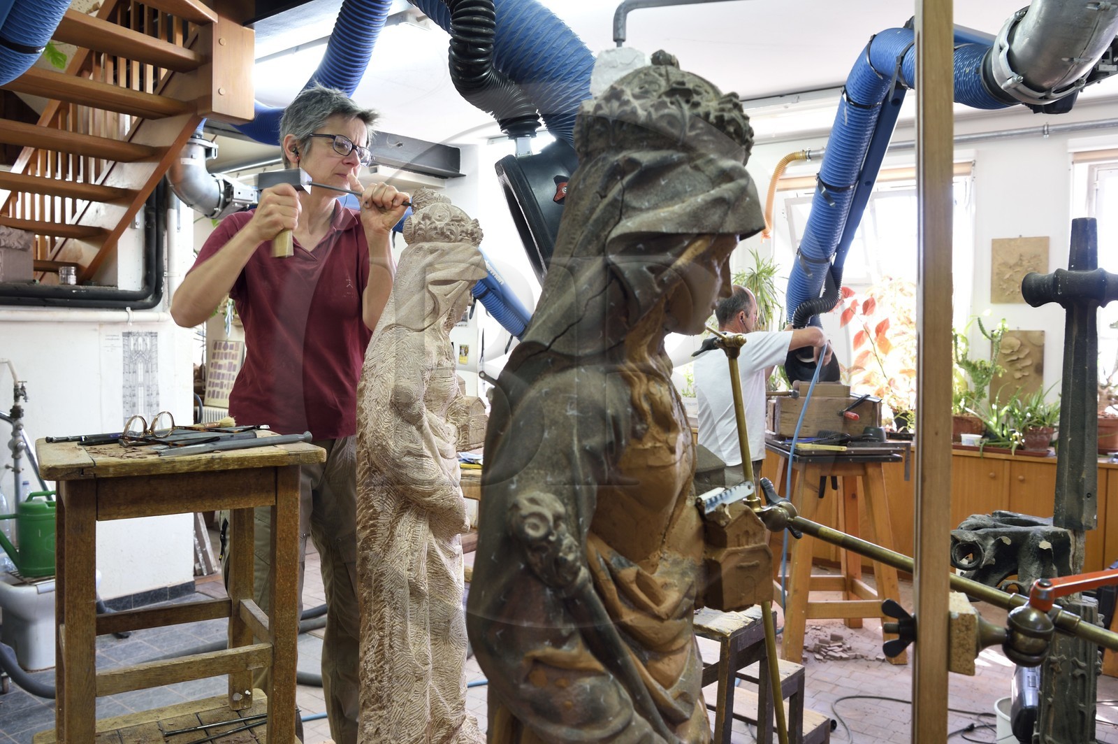France, Bas-Rhin (67), Strasbourg, vieille ville classée au Patrimoine Mondial de l'UNESCO, ateliers de taille et de sculpture de la Fondation de l'Oeuvre Notre-Dame, la sculpteur Nathalie Masson effectuant une copie conforme d'une statue de Sainte-Richarde