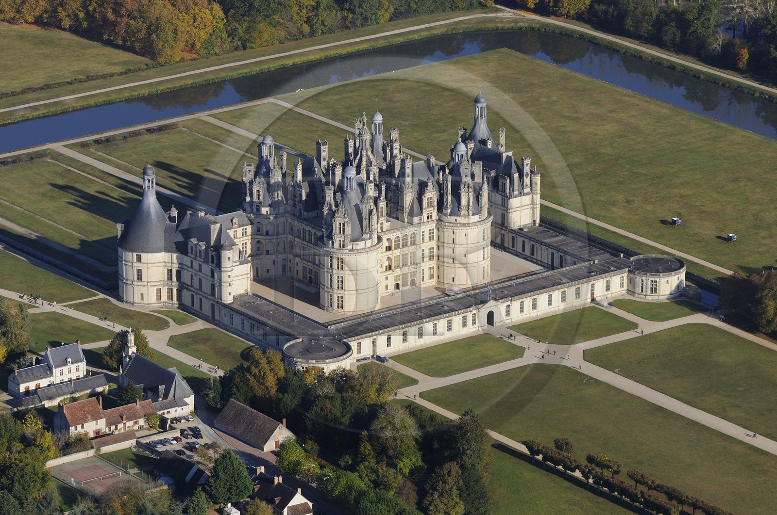 France, Loir et Cher (41), Vallée de la Loire classée Patrimoine Mondial de l' UNESCO, château de Chambord, façade Est (vue aérienne)