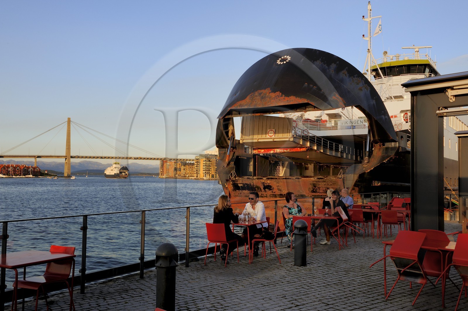 Norvège, Rogaland, Stavanger, terrasse de restaurant sur le port