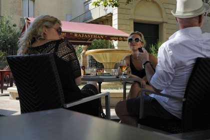 France, Hérault (34), Montpellier, terrasse de café rue Voltaire