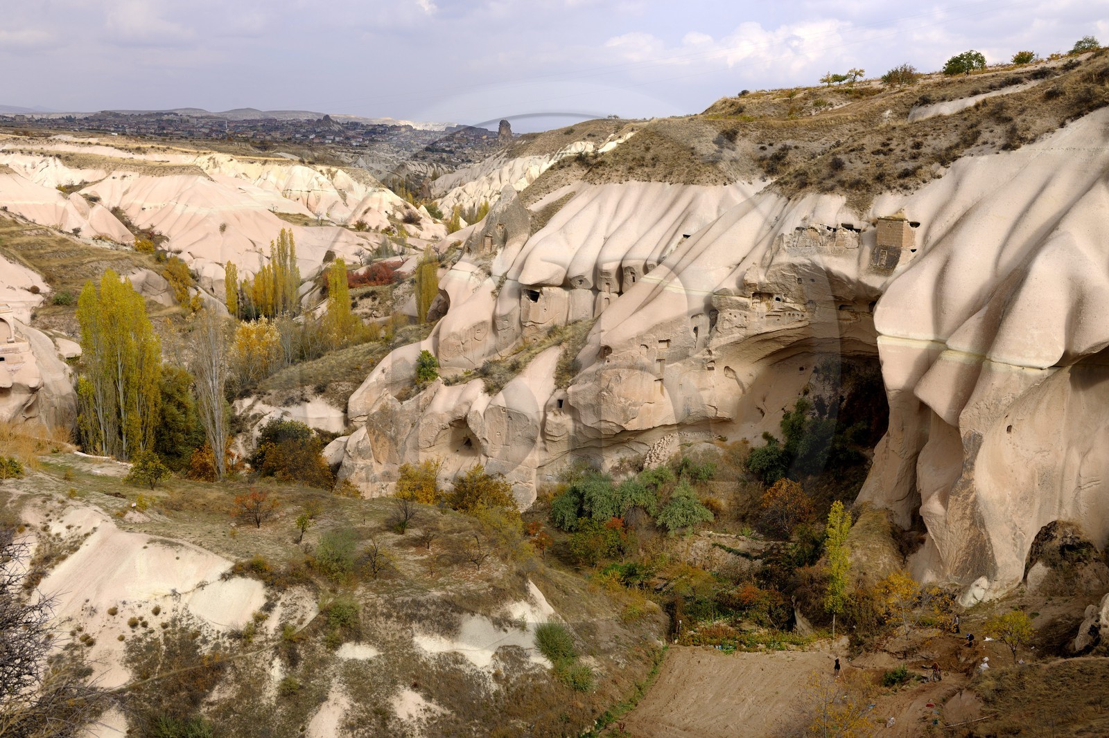 Turquie, Anatolie Centrale, province de Nevsehir, Cappadoce classée Patrimoine Mondial de l'UNESCO, pigeonniers du vallon de Balkan à Ibrahimpacha (Ibrahimpasa) avec Ortahisar au fond Turquie, Anatolie Centrale, province de Nevsehir, Cappadoce classée Patrimoine Mondial de l'UNESCO, pigeonniers du vallon de Balkan à Ibrahimpacha (Ibrahimpasa) avec Ortahisar au fond