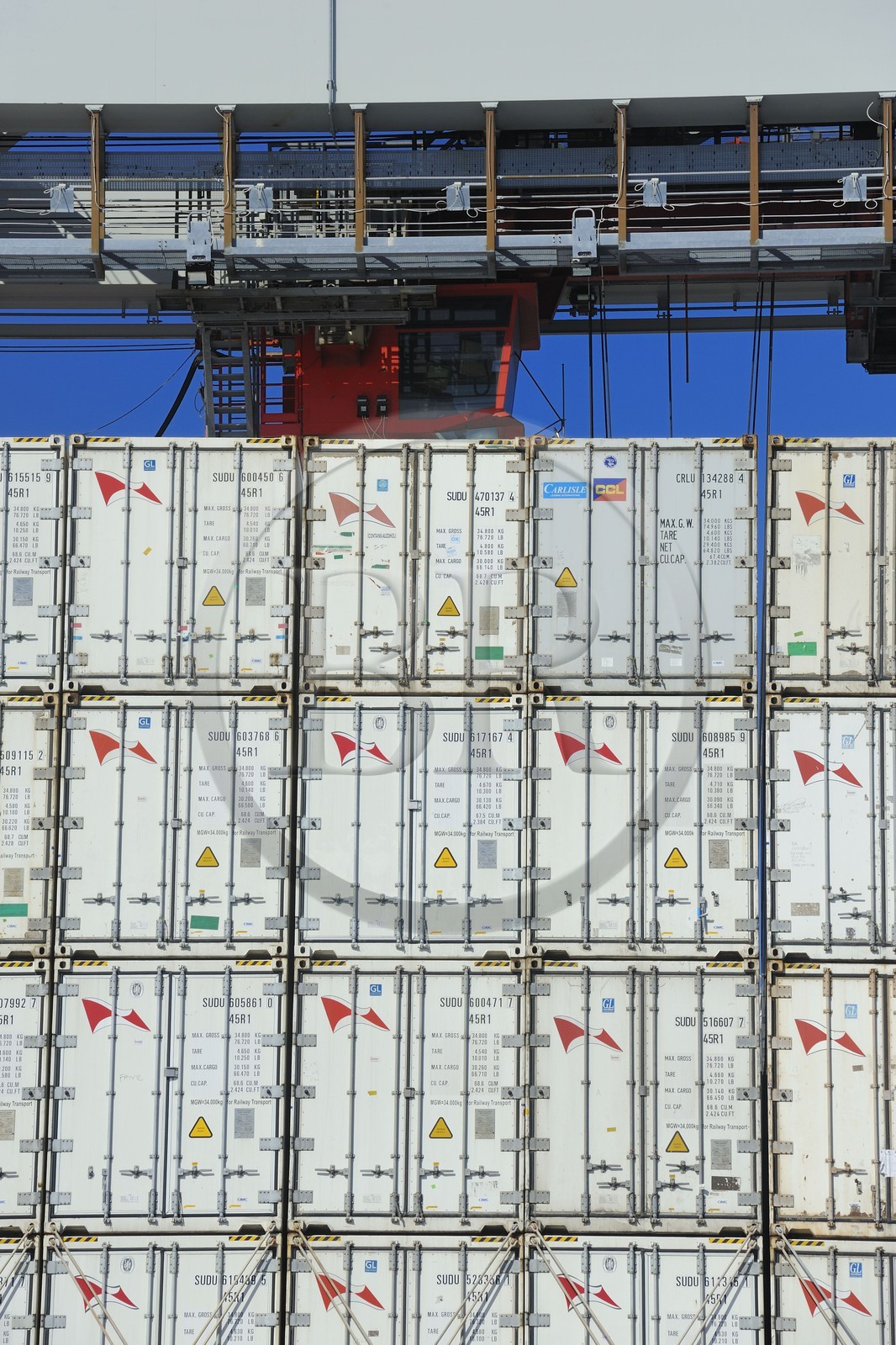 France, Seine-Maritime (76), Le Havre, port de commerce, porte-conteneurs dans le Bassin de chargement René Coty et grue transbordant les conteneurs