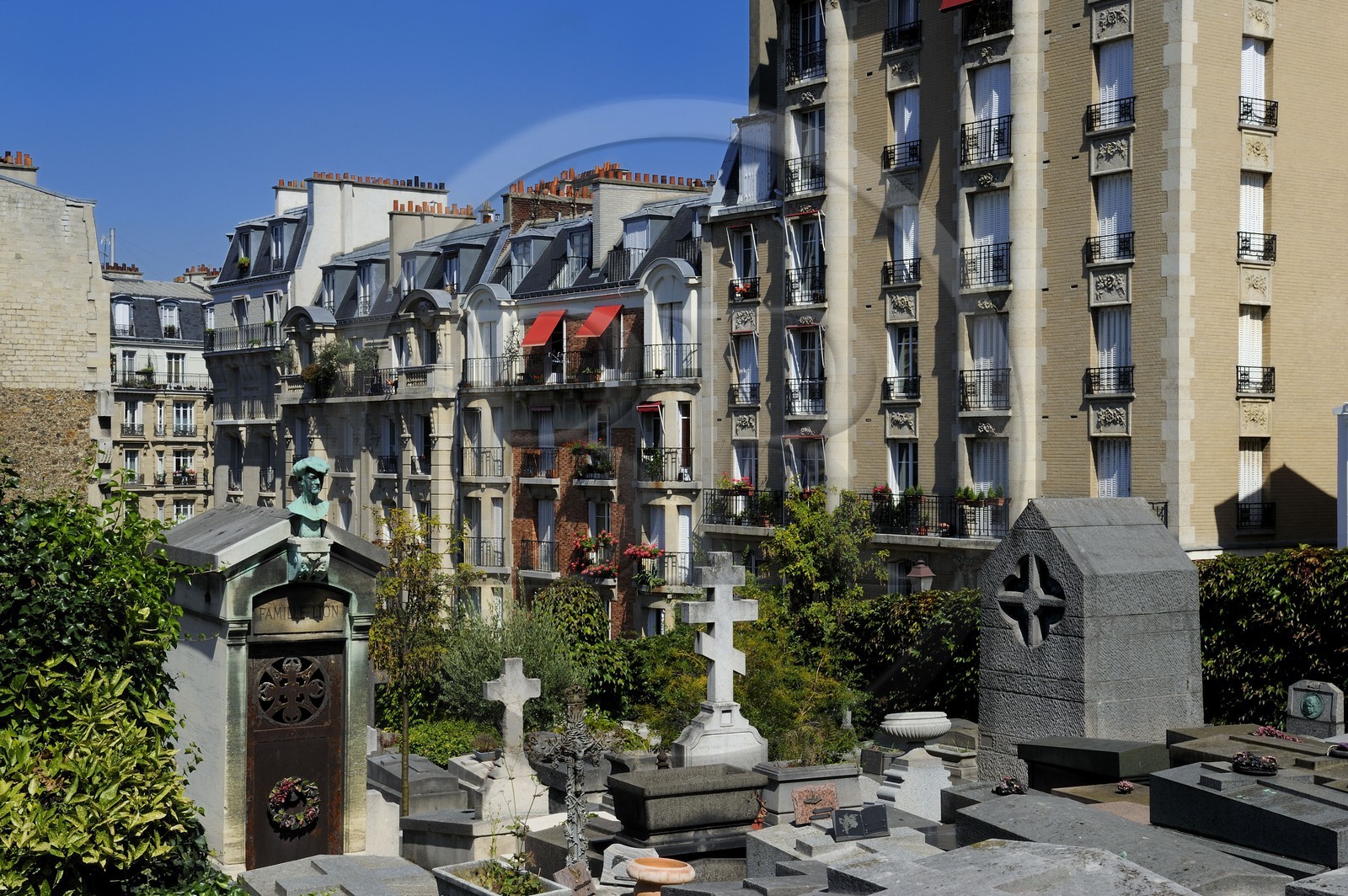 France, Paris (75), Butte Montmartre, le cimetière Saint Vincent entouré d'immeubles