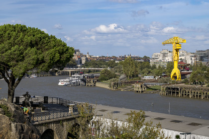 France, Loire-Atlantique (44), Nantes, la Loire, la grue Titan jaune sur l'Ile de Nantes vue depuis les hauteurs de Chantenay