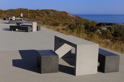 Norvège, Nordland, Iles Lofoten, ile de Moskenesoy, bancs stylisés d'une aire de repos