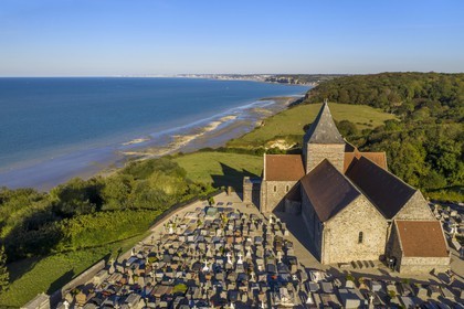France, Seine-Maritime (76), Côte d'Albatre, Pays de Caux, l'église Saint-Valery de Varengeville-sur-Mer et son cimetière marin surplombant les falaises de la Côte d'Albatre (vue aérienne)