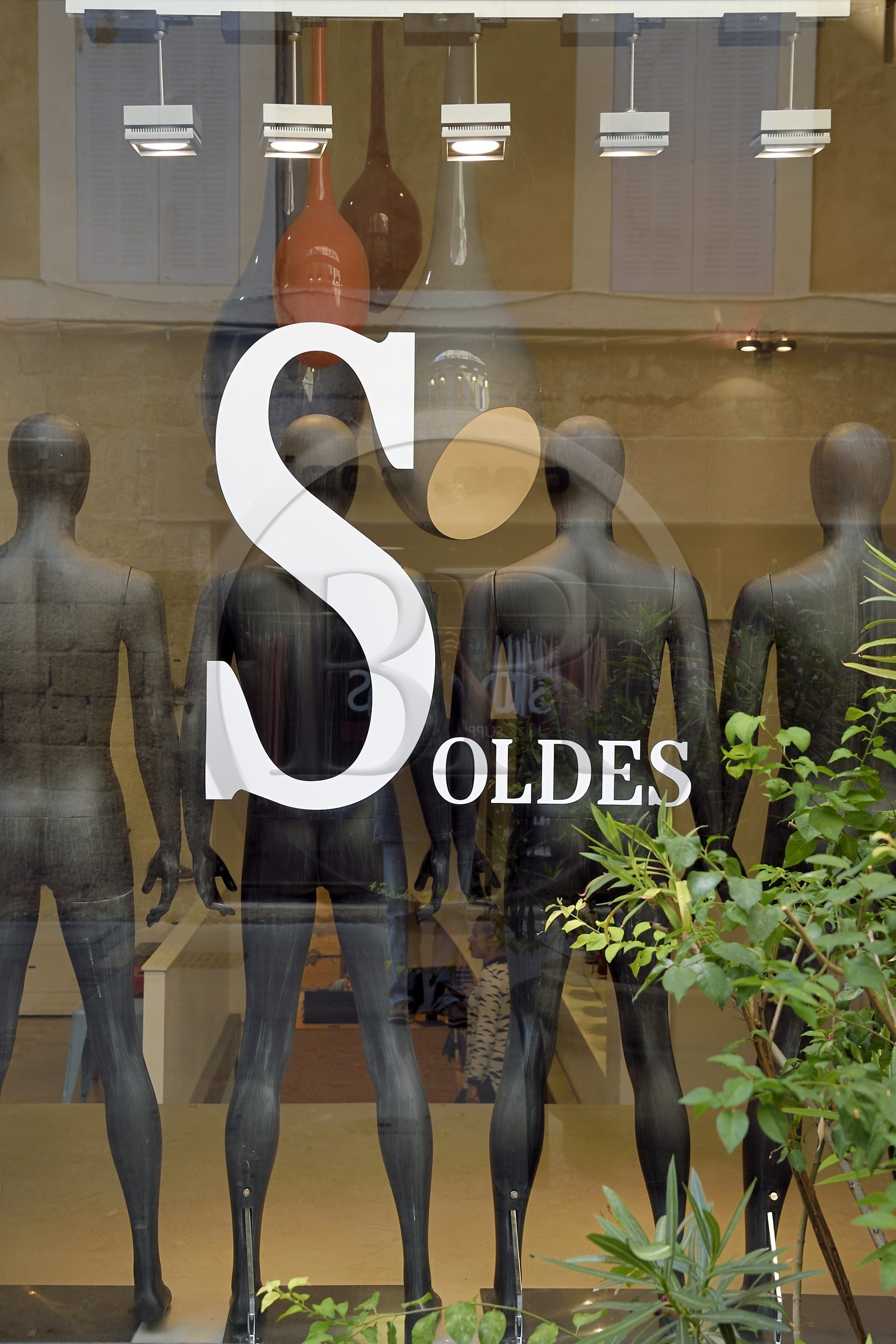 France, Bouches-du-Rhône (13), Aix en Provence, vitrines annoncant des soldes