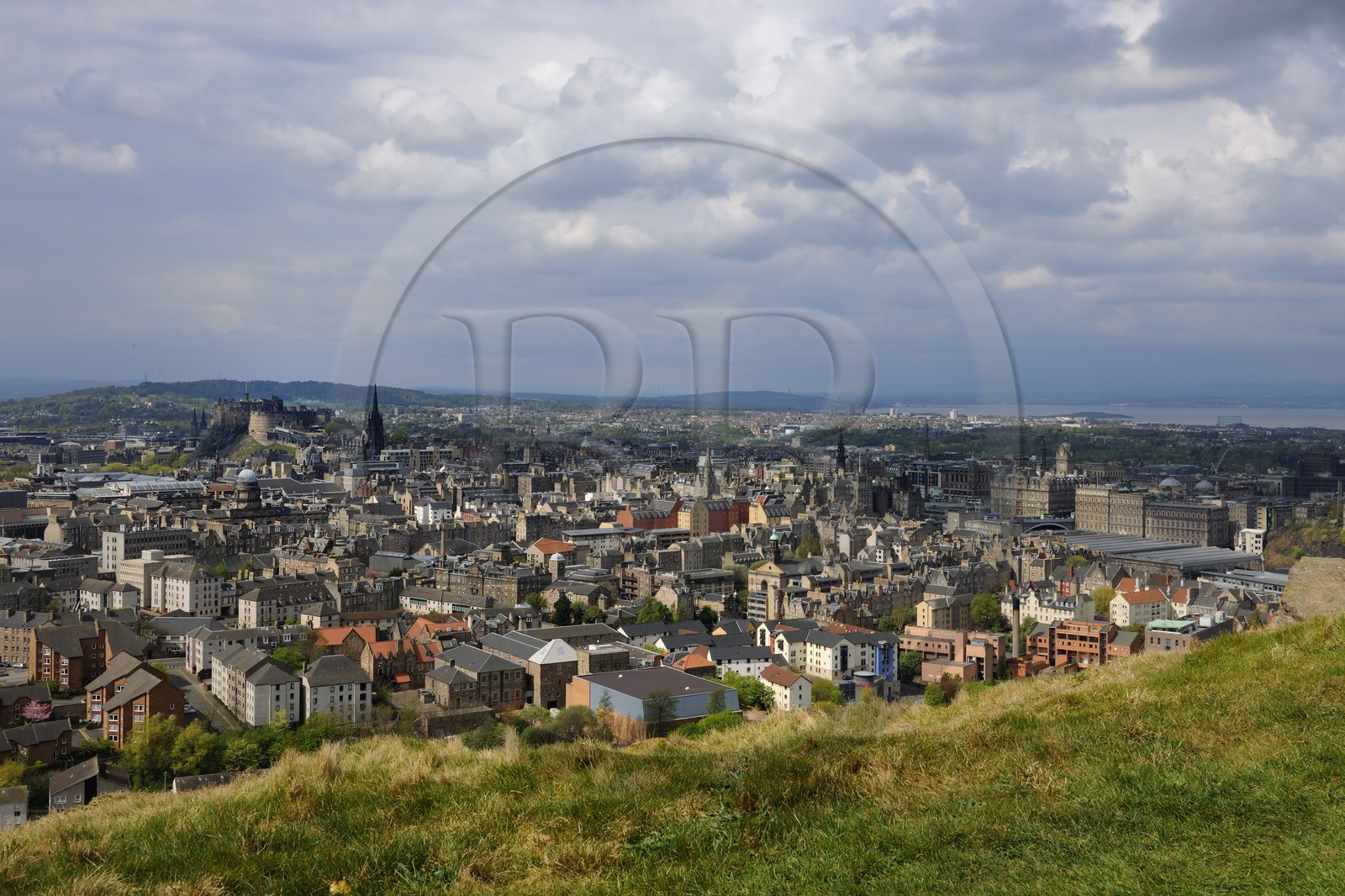 Royaume-Uni, Ecosse, Edimbourg, vue sur la ville qui s'étend jusqu'au Firth of Forth depuis l'Arthur's seat