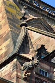 France, Bas-Rhin (67), Strasbourg, vieille ville classée au Patrimoine Mondial de l'UNESCO, la cathédrale Notre-Dame, facade sud, chimères et gargouilles sur un arc-boutant, licorne