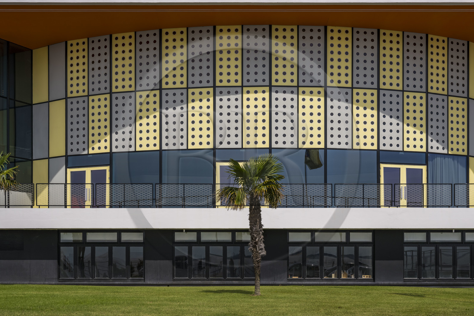 France, Charente-Maritime (17), Royan, le Palais de congrès (1957) signé de l’architecte-urbaniste Claude Ferret et rythmés par les panneaux perforés en aluminium jaune et gris des ateliers Jean Prouvé en façade