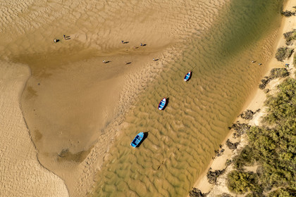 Portugal, Algarve, Parc Naturel de la Ria Formosa, Tavira, plage du village de Cacela Velha (vue aérienne)