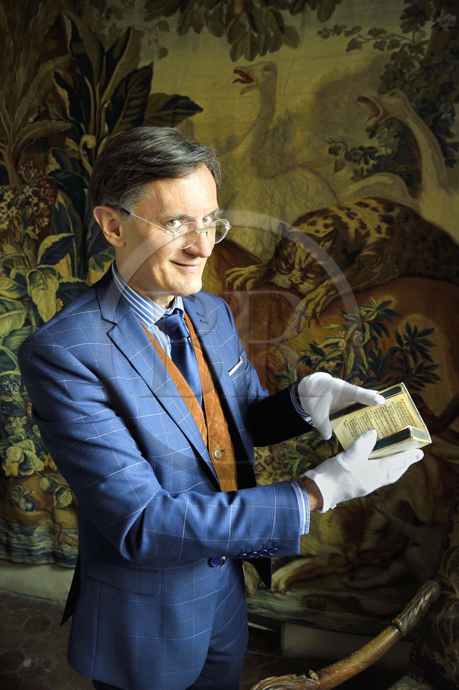 France, Aisne (02), Château-Thierry, Musée Jean de La Fontaine - Ville de Chateau-Thierry, le directeur du pole muséal Nicolas Rousseau tenant le livre des Fables de La Fontaine, Claude Barbin Denys Thierry édition non illustrée, circa 1668, in-12