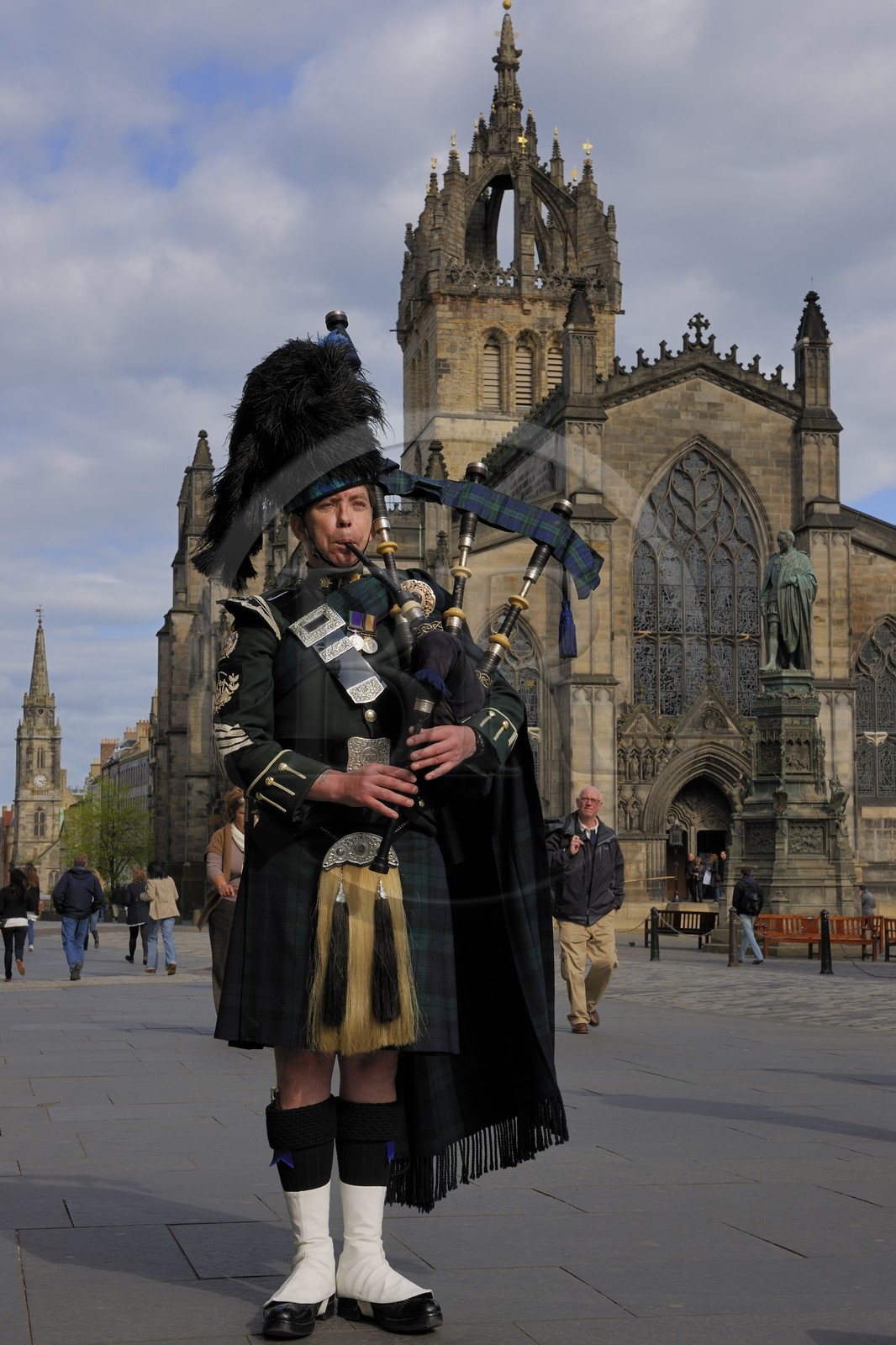 Royaume-Uni, Ecosse, Edimbourg, The Royal Mile, joueur de cornemuse dans High street