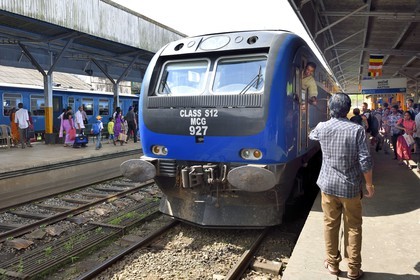 Sri Lanka, Province du Centre, trajet en train dans la région montagneuse de la culture du thé, gare de Hatton