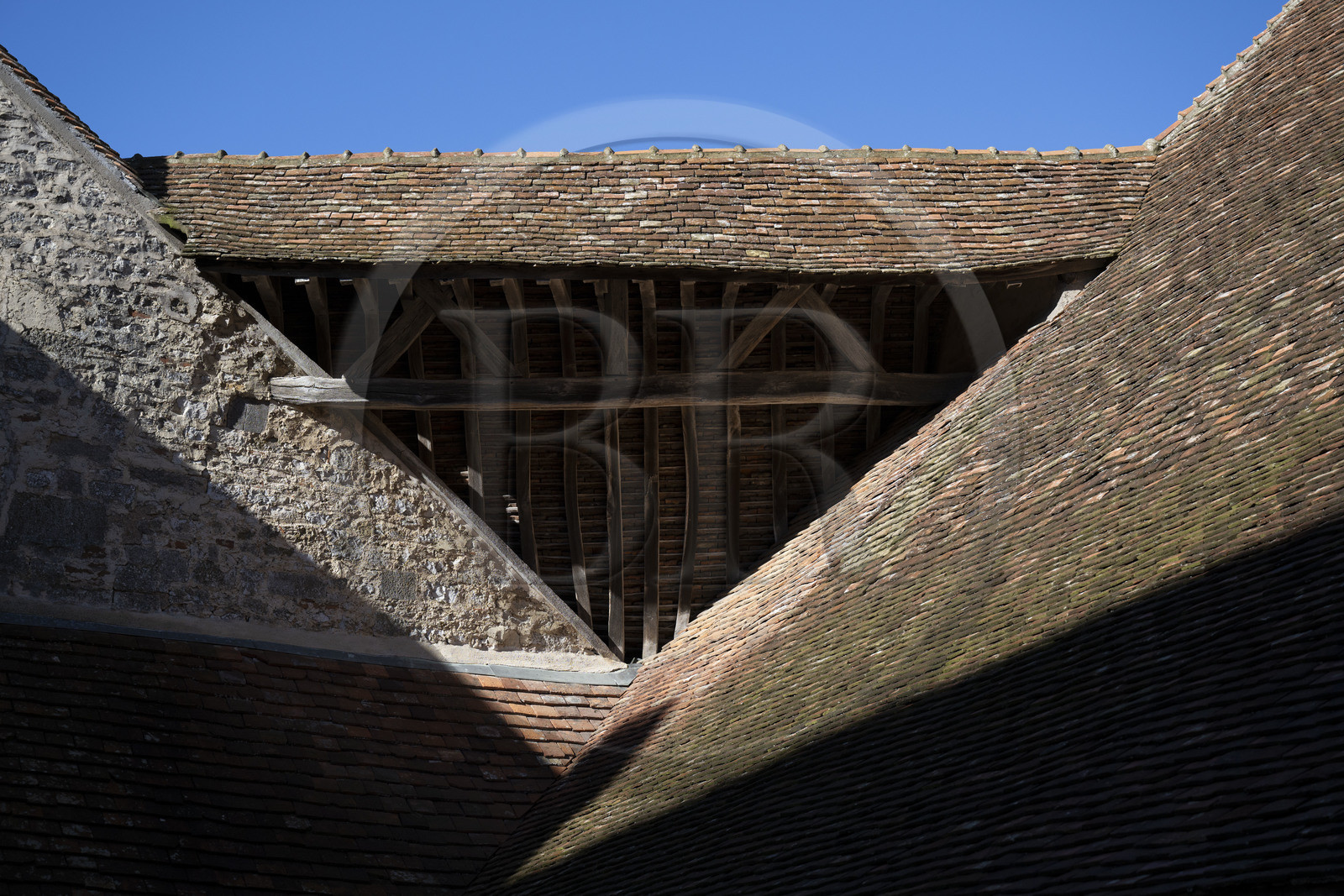 France, Côte-d'Or (21), Paysage culturel des climats de Bourgogne classés Patrimoine Mondial de l'UNESCO, Route des Grands Crus, vignoble de la Côte de Nuits, Vougeot, le Chateau du Clos de Vougeot, batiment de la cuverie du XVe siècle