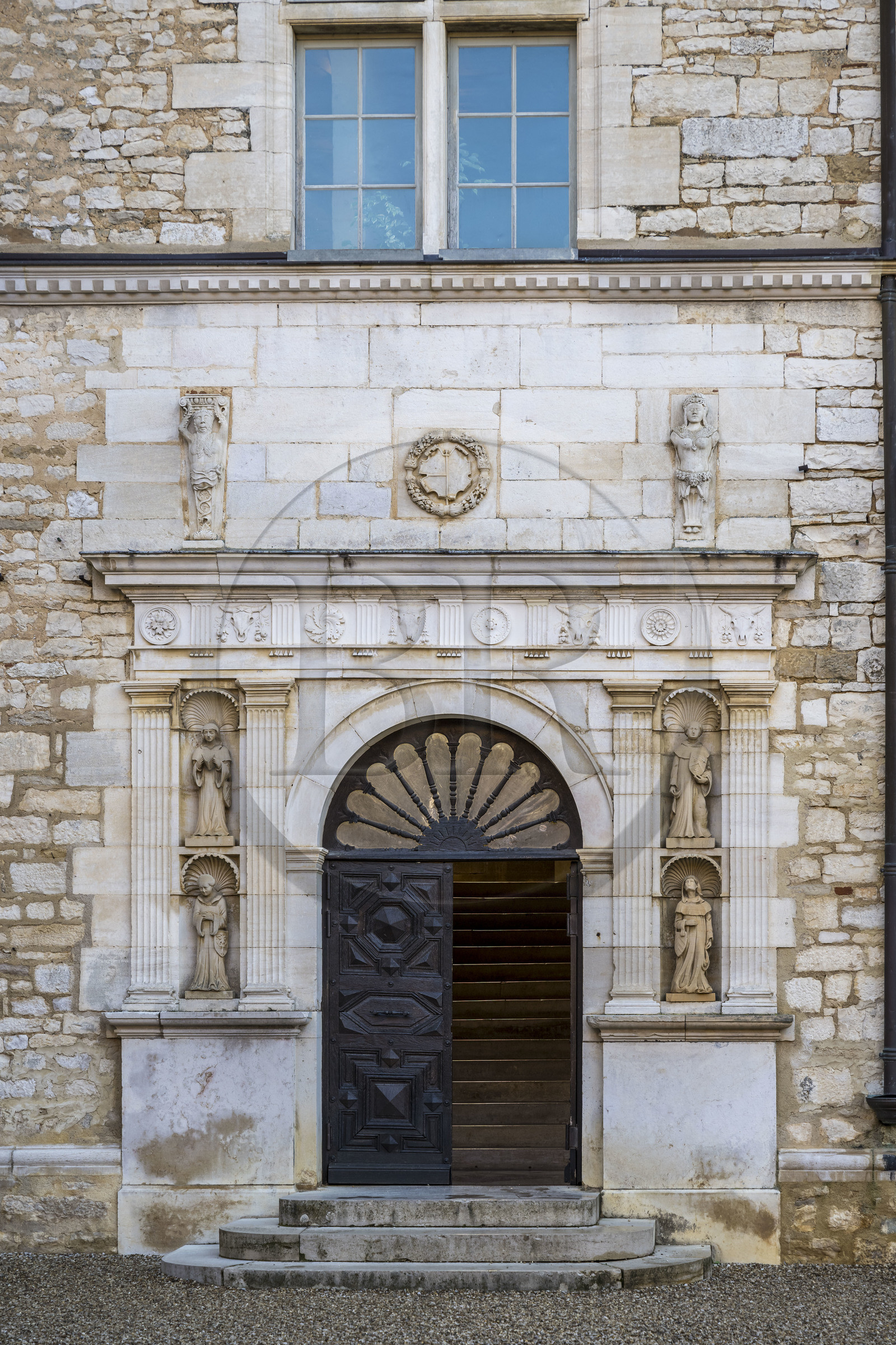 France, Côte-d'Or (21), Paysage culturel des climats de Bourgogne classés Patrimoine Mondial de l'UNESCO, Route des Grands Crus, vignoble de la Côte de Nuits, Vougeot, le Chateau du Clos de Vougeot, l'entrée de l'escalier Renaissance