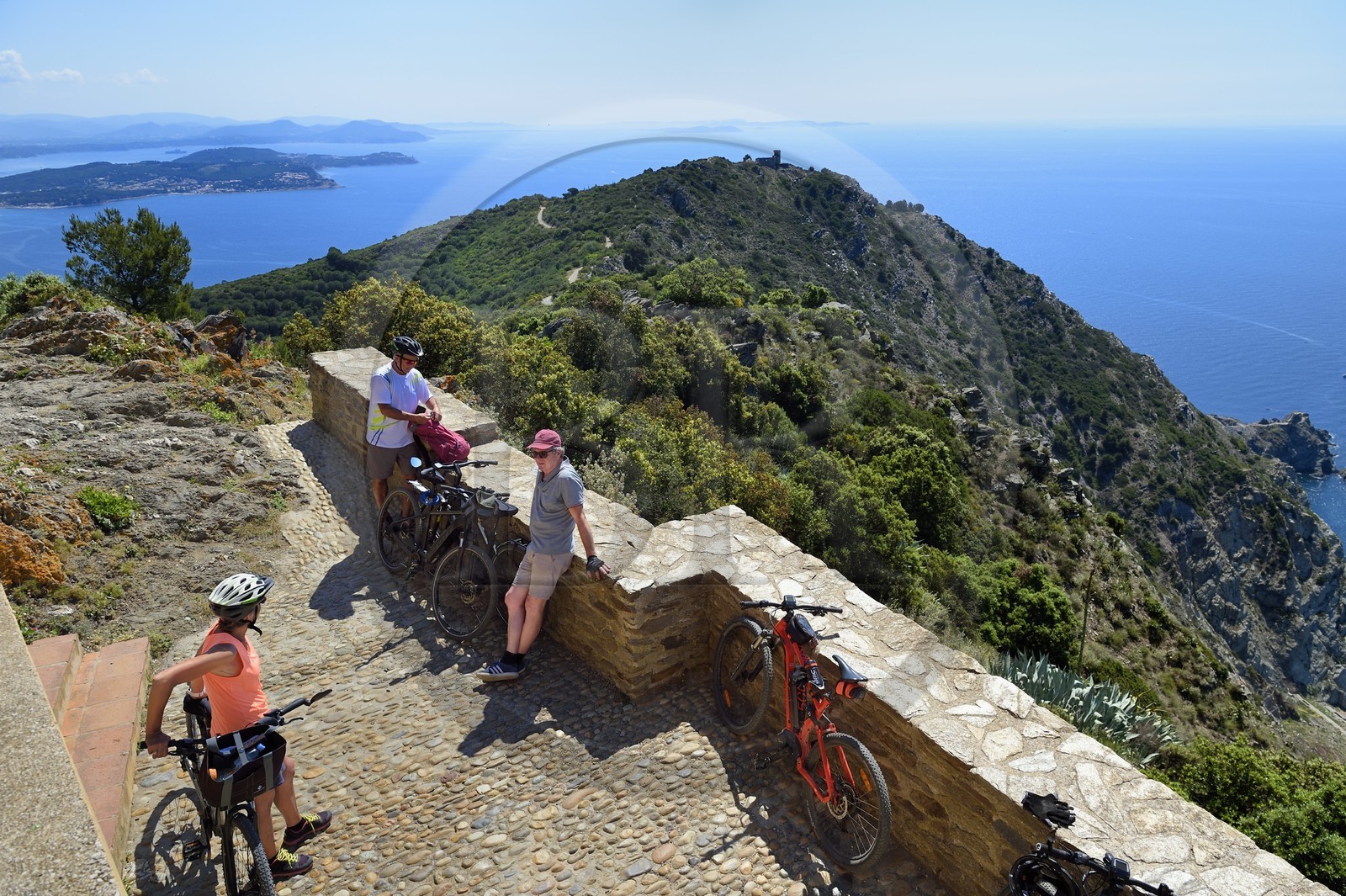 France, Var (83), La Seyne-sur-Mer, randonnée dans le massif du Cap Sicié, cyclistes à la chapelle Notre-Dame du Mai, la presqu'Ile de Saint-Mandrier à gauche, l'ancien sémaphore du cap, la presqu'ile de Giens et les iles d'Hyères en arrière plan