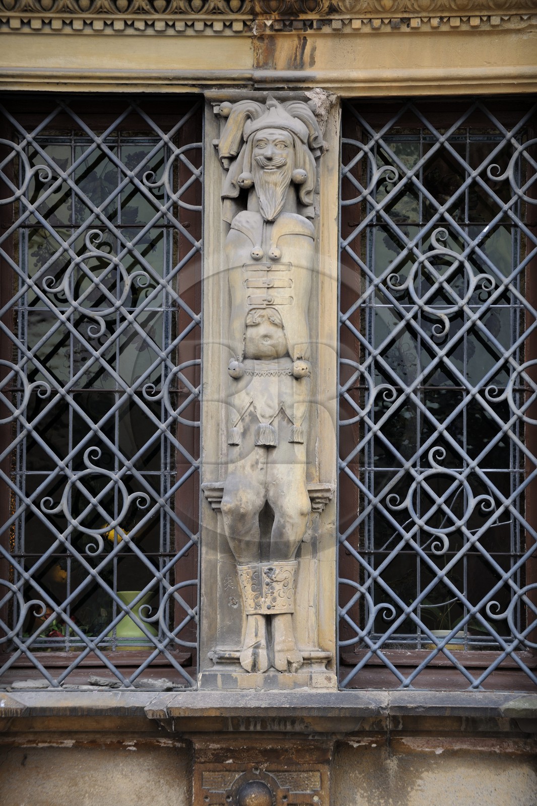 France, Haut-Rhin (68), Colmar, la maison des Têtes de style Renaissance (1609) jadis Bourse au Vins, détail d'une fenêtre de l'oriel