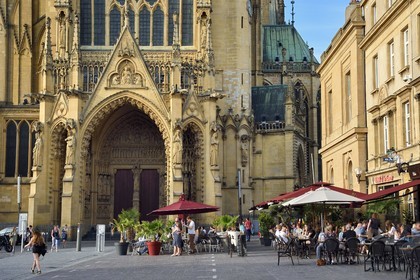 France, Moselle, Metz, Saint Etienne cathedral in pierre de Jaumont (stone of Jaumont), western facade above the main portal (Virgin portal) and Café terrace place Jean Paul 2