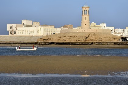 Sultanat d'Oman, gouvernorat de Ash Sharqiyah, ville et port de Sour, le vieux quartier de pêcheurs de Al Ayjah et son phare, pecheurs rentrant au port sur leur barque