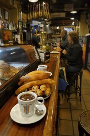 Espagne, Andalousie, Séville, bar El comercio calle Lineros, petit déjeuner typique de chocolate con churros