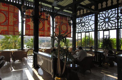 Egypte, Haute Egypte, Nubie, vallée du Nil, Assouan, la terrasse de l'hotel Old Cataract qui surplombe le Nil